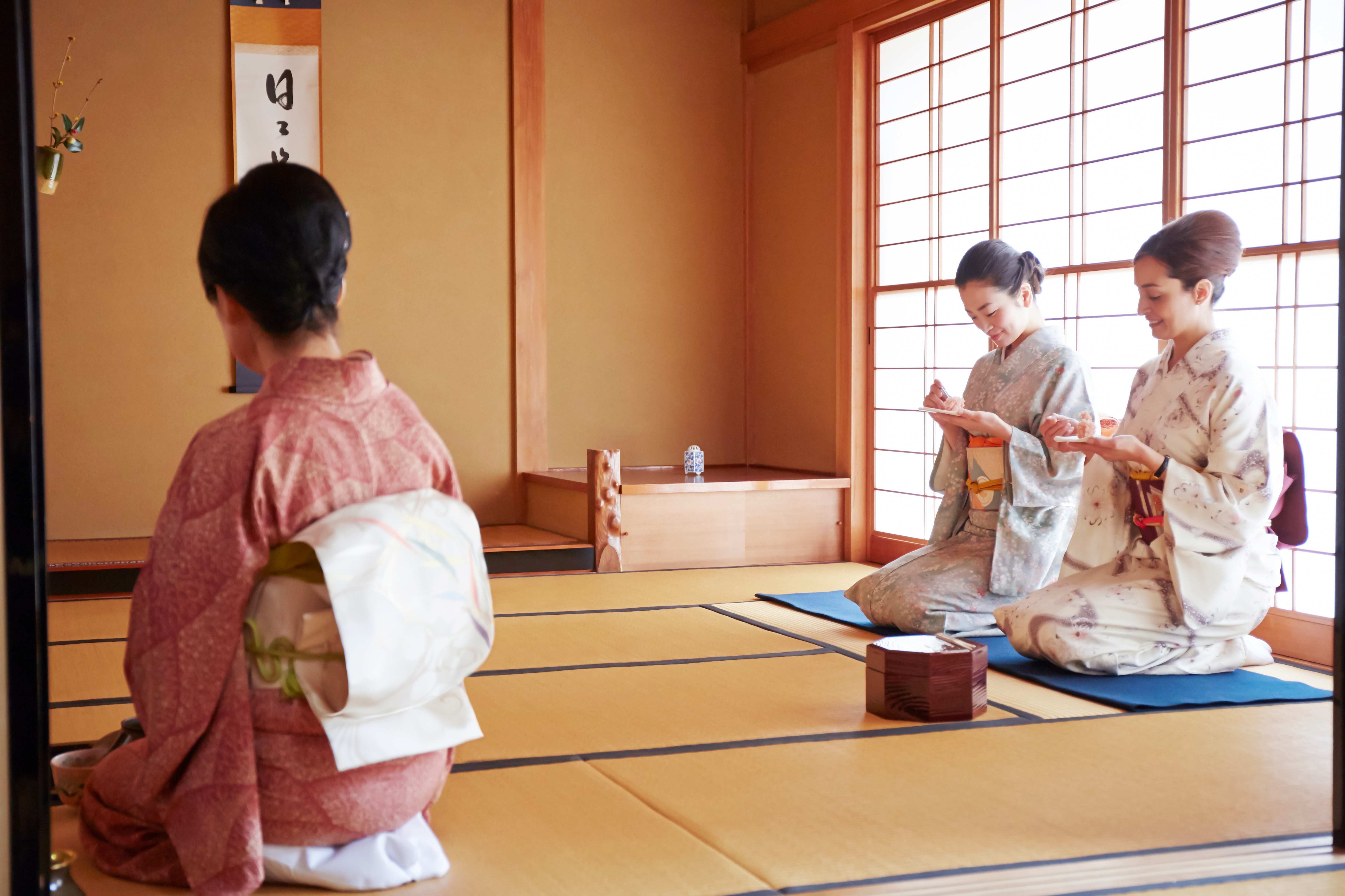 日本老师演示日本茶道，品尝日本点心，了解日本传统